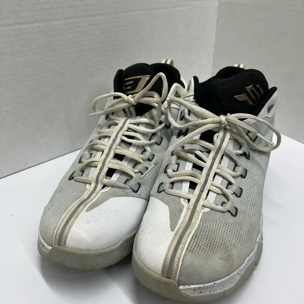 Jordan‎ White and Black Sneakers